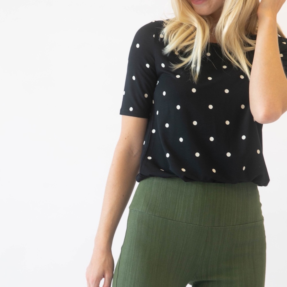 Fitted tee black and cream polka dot